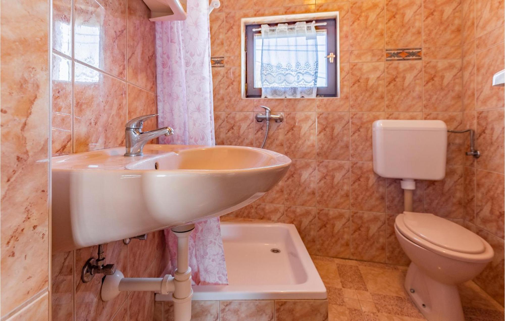 1 Bedroom Awesome Apartment In Ližnjan المظهر الخارجي الصورة